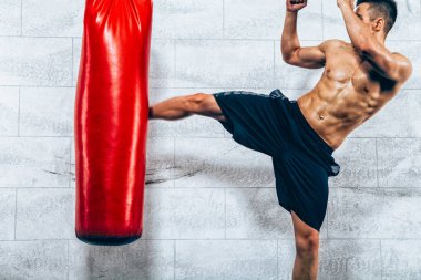 Adam kickboxing egzersiz