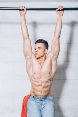 Boru üzerinde asılı adam