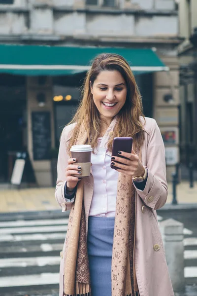 Telefon kullanarak ve kahve içme kız