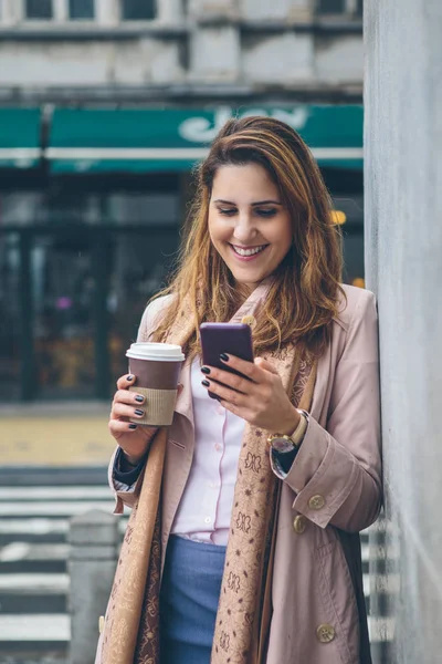 Telefon kullanarak ve kahve içme kız