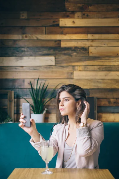 Masada oturan ve smartphone kullanarak kız