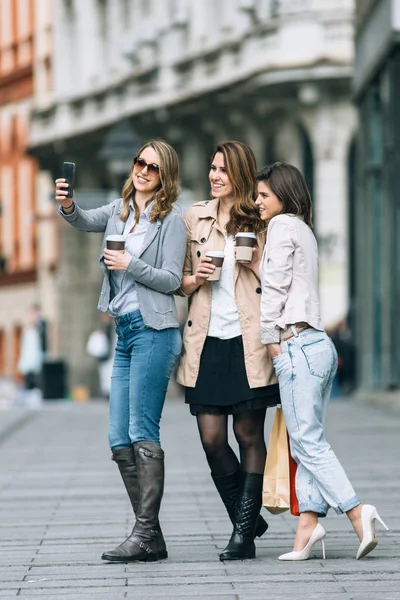 Девушки с кофейным селфи — стоковое фото