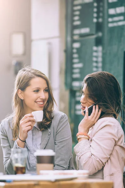Kadınlar interacring birbirimizi 