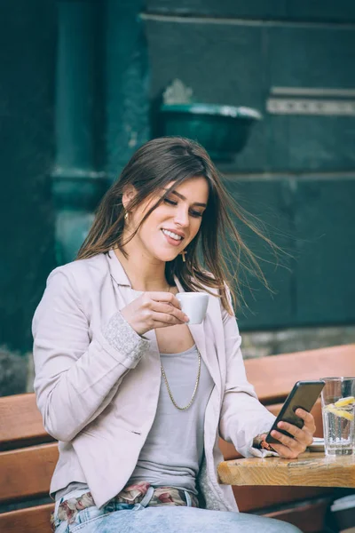 Bankta oturan kadın