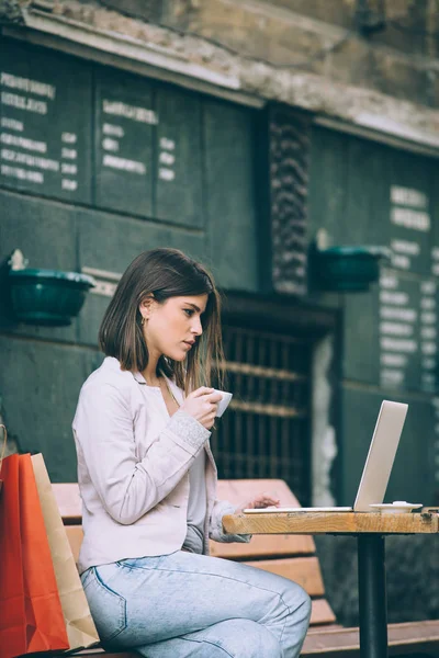 kafede oturan kadın  