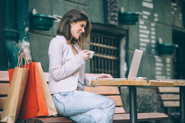 kafede oturan kadın  