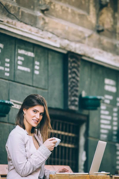 kafede oturan kadın  