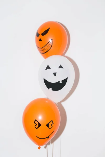 Dekoracje Halloween kolorowe balony z uśmiecha — Zdjęcie stockowe