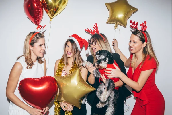 Kızlar kutlama Noel şenlikli kostümleri — Stok fotoğraf
