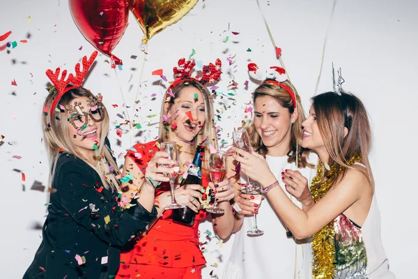 Chicas en trajes festivos celebrando la Navidad — Foto de Stock