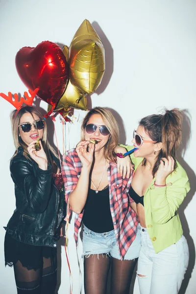 Ragazze con palloncini sulla festa di Natale — Foto Stock