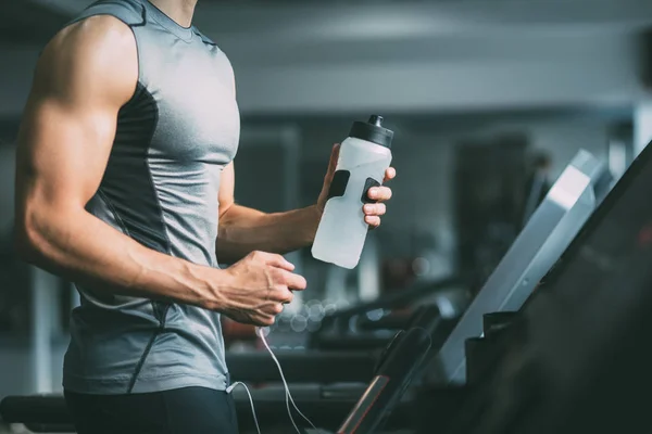 Joven en cinta de correr — Foto de Stock