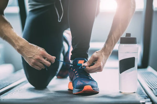 Hombre atando cordones — Foto de Stock