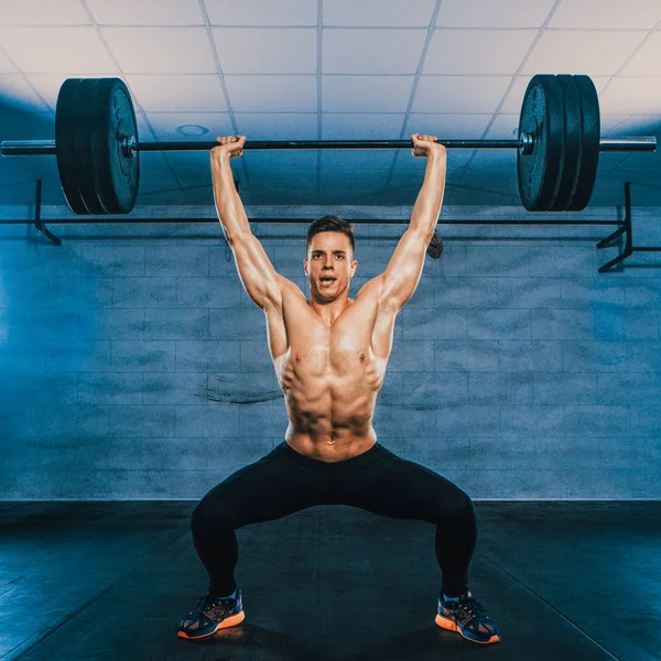 Ejercicio de hombre con barra — Foto de Stock