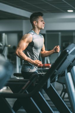 Koşu bandı üzerinde çalışan spor giyim adam 