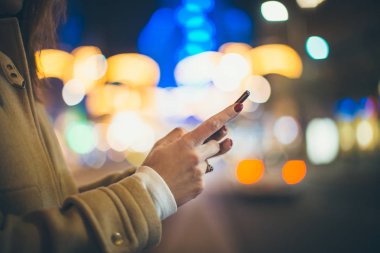 cep telefonu kullaranarak erkek