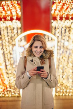 Cep telefonu kullanan kadın