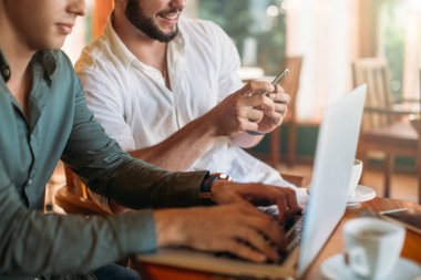 İki adam cep telefonuyla