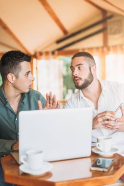 erkekler birbirleriyle etkileşim