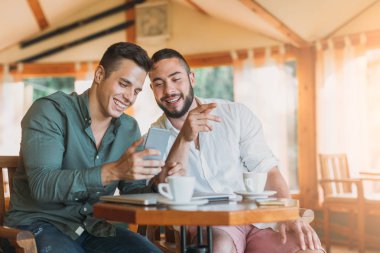 İki adam cep telefonuyla