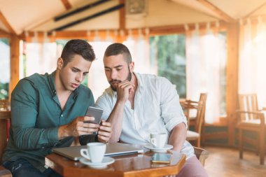 İki adam cep telefonuyla