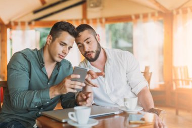 İki adam cep telefonuyla