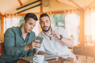 İki adam cep telefonuyla