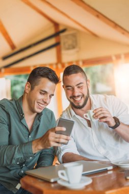 İki adam cep telefonuyla