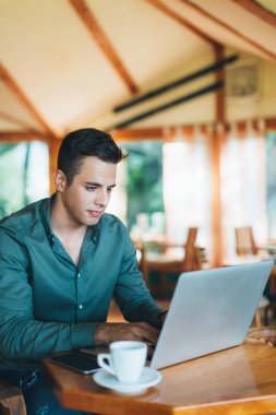 Adam oturmuş ve laptop arıyorum