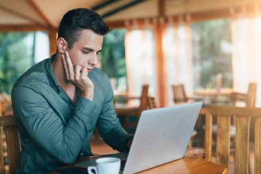 Adam oturmuş ve laptop arıyorum