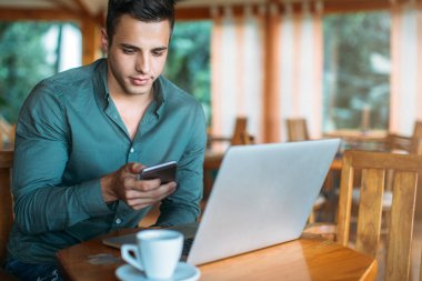 Cep telefonu kullanan adam 