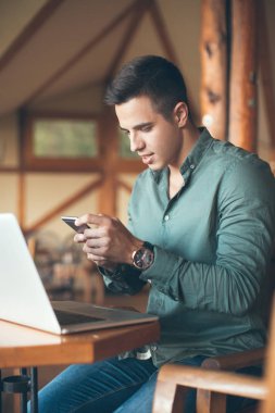 Cep telefonundan arayan adam