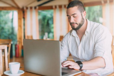 Adam oturmuş ve laptop arıyorum