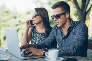 Genç bir çift kullanarak arıyorum telefonlar