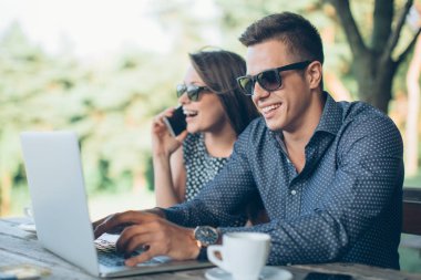 cep telefonu ve dizüstü kullanarak çift