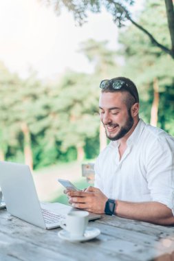 Cep telefonu kullanan adam