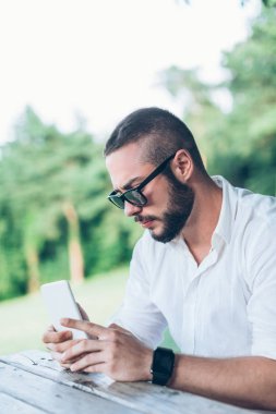 Cep telefonundan arayan adam