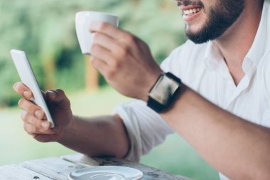 Cep telefonundan arayan adam