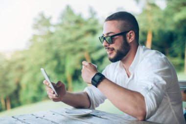 Cep telefonu kullanan adam