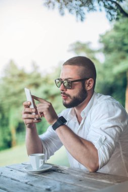 Cep telefonu kullanan adam