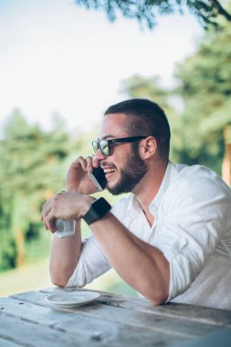 Cep telefonuyla konuşan adam.