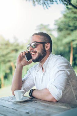 Cep telefonuyla konuşan adam.