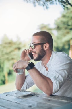 Cep telefonuyla konuşan adam.