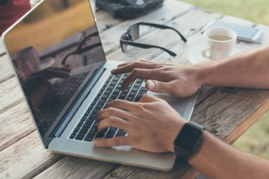 El ve masa üstünde laptop