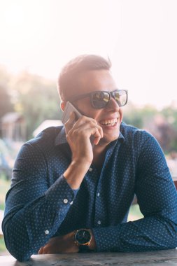 Cep telefonuyla konuşan adam.