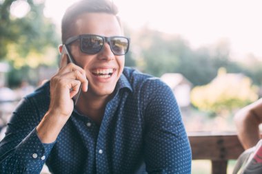 Cep telefonuyla konuşan adam.