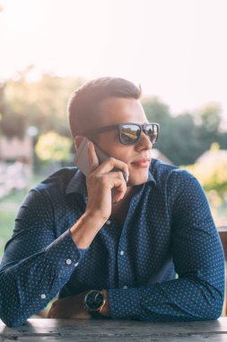 Cep telefonuyla konuşan adam.