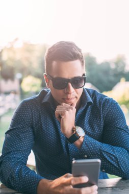 Cep telefonu kullanan adam