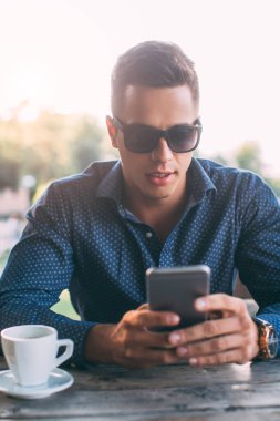 Cep telefonu kullanan adam