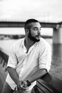 yakışıklı adam kentsel güvertede ayakta